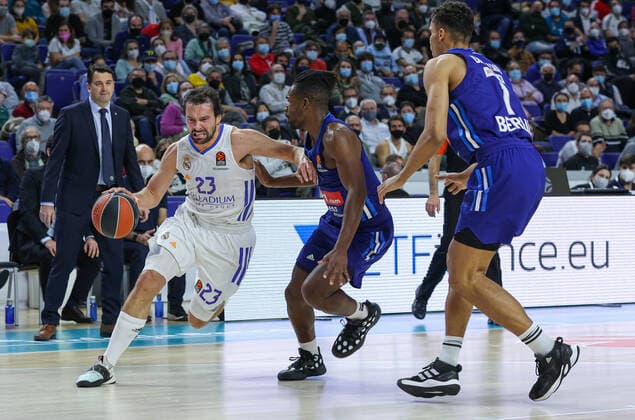 14th December 2021; Wizink Center; Madrid, Spain; Turkish Airlines Euroleague Basketball , Real Madrid versus Alba Berlin; Sergio Llull (Real Madrid Baloncesto)& xa0;brings the ball forward against Malte Delow (Alba Berlin)  ActionPlus12348148 AgenciaLOF