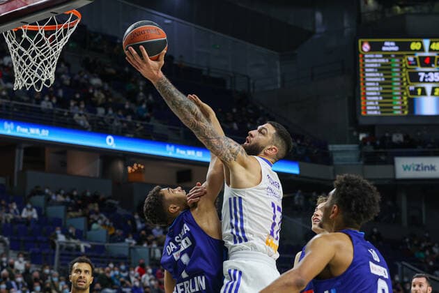 14th December 2021; Wizink Center; Madrid, Spain; Turkish Airlines Euroleague Basketball , Real Madrid versus Alba Berlin; Vincent Tavares (Real Madrid Baloncesto)is fouled by Oscar Da Silva (Alba Berlin) as he lays up  ActionPlus12348149 AgenciaLOF