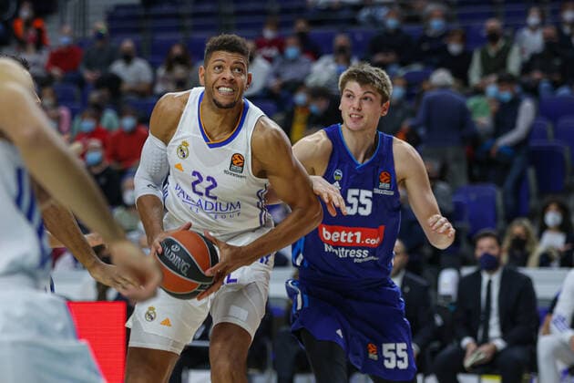 14th December 2021; Wizink Center; Madrid, Spain; Turkish Airlines Euroleague Basketball , Real Madrid versus Alba Berlin; Walter Tavares (Real Madrid Baloncesto) breaks away from the defense of 55 Ben Lammers (Alba Berlin)  ActionPlus12348155 AgenciaLOF
