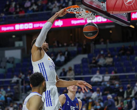 Sport Bilder des Tages 14th December 2021; Wizink Center; Madrid, Spain; Turkish Airlines Euroleague Basketball , Real Madrid versus Alba Berlin; Walter Tavares (Real Madrid Baloncesto) slam dunks for 2 points  ActionPlus12348156 AgenciaLOF