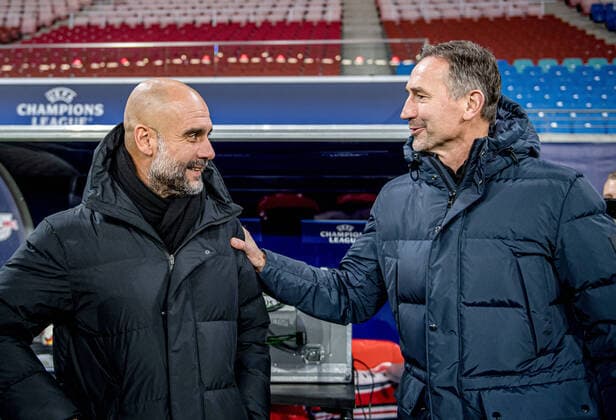 Leipzigs Co-Trainer Achim Beierlorzer mit Manchesters Trainer Pep Guardiola. Fussball UEFA Champions League, 6. Spieltag: RB Leipzig - Manchester City 2:1. 7. Dezember 2021: Leipzig (Sachsen), Red Bull Arena. RB Leipzig - Manchester City 2:1