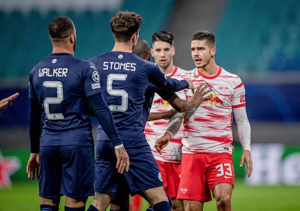 Leipzigs Andre Silva (weiss) beschwert sich bei Manchesters Kyle Walker nach dessem groben Foulspiel, fuer welches er die Rote Karte sieht. Fussball UEFA Champions League, 6. Spieltag: RB Leipzig - Manchester City 2:1. 7. Dezember 2021: Leipzig (Sachsen), Red Bull Arena. RB Leipzig - Manchester City 2:1