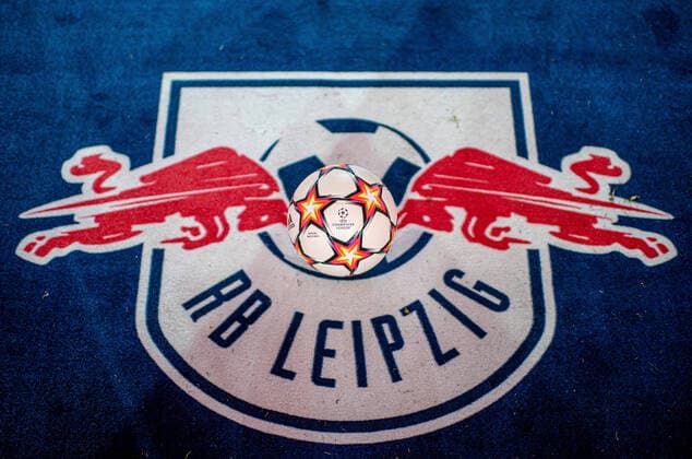 Impression vor dem Spiel mit dem offiziellen Matchball der UEFA Champions League. Fussball UEFA Champions League, 6. Spieltag: RB Leipzig - Manchester City 2:1. 7. Dezember 2021: Leipzig (Sachsen), Red Bull Arena. RB Leipzig - Manchester City 2:1