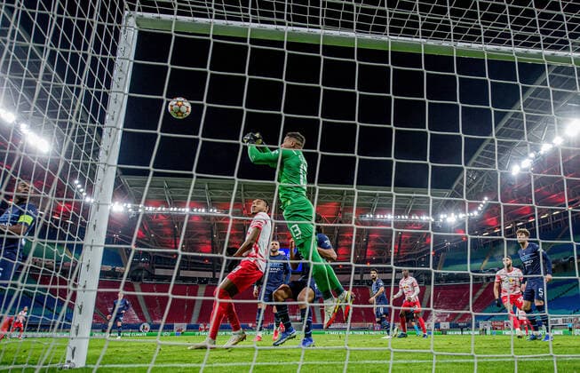 Leipzigs Christopher Nkunku (weiss) gegen Manchesters Zack Steffen. Fussball UEFA Champions League, 6. Spieltag: RB Leipzig - Manchester City 2:1. 7. Dezember 2021: Leipzig (Sachsen), Red Bull Arena. RB Leipzig - Manchester City 2:1