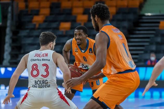 14.12.2021, Neu Ulm, Deutschland, ratiopharm Arena, ratiopharm ulm vs. Mincidelice JL BourgenttaeuschtBresse - Basketball 7 Days EuroCup, Axel Julien (Mincidelice JL BourgenttaeuschtBresse), Semaj Christon (ratiopharm ulm) und Christiano Felicio (ratiopharm ulm) im Zweikampf (Foto H. Langer) Neu Ulm ratiopharm Arena Bayern Deutschland