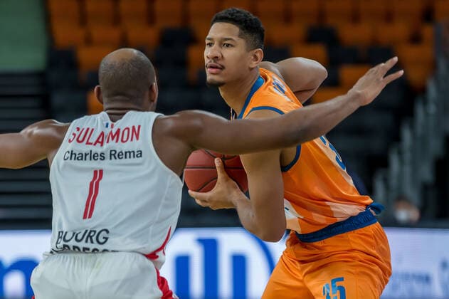 14.12.2021, Neu Ulm, Deutschland, ratiopharm Arena, ratiopharm ulm vs. Mincidelice JL BourgenttaeuschtBresse - Basketball 7 Days EuroCup, Rasheed Sulaimon (Mincidelice JL BourgenttaeuschtBresse) und Karim Jallow (ratiopharm ulm) im Zweikampf (Foto H. Langer) Neu Ulm ratiopharm Arena Bayern Deutschland