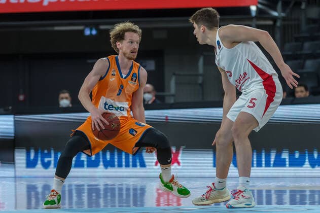14.12.2021, Neu Ulm, Deutschland, ratiopharm Arena, ratiopharm ulm vs. Mincidelice JL BourgenttaeuschtBresse - Basketball 7 Days EuroCup, Per Guenther (ratiopharm ulm) und Hugo Benitez (Mincidelice JL BourgenttaeuschtBresse) im Zweikampf (Foto H. Langer) Neu Ulm ratiopharm Arena Bayern Deutschland