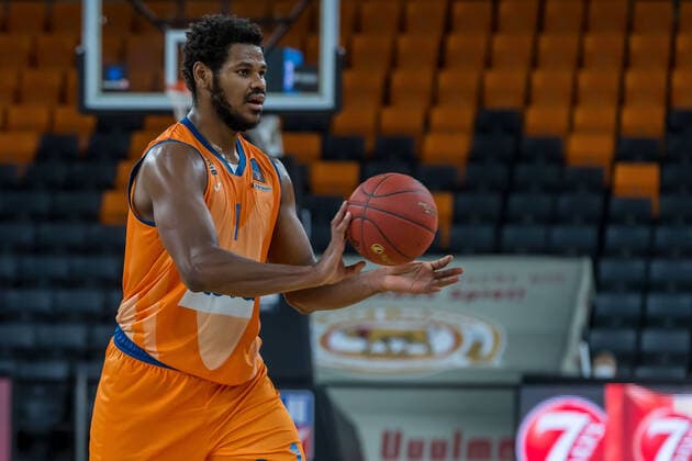 14.12.2021, Neu Ulm, Deutschland, ratiopharm Arena, ratiopharm ulm vs. Mincidelice JL BourgenttaeuschtBresse - Basketball 7 Days EuroCup, Christiano Felicio (ratiopharm ulm) in Aktion, am Ball, Einzelaktion (Foto H. Langer) Neu Ulm ratiopharm Arena Bayern Deutschland