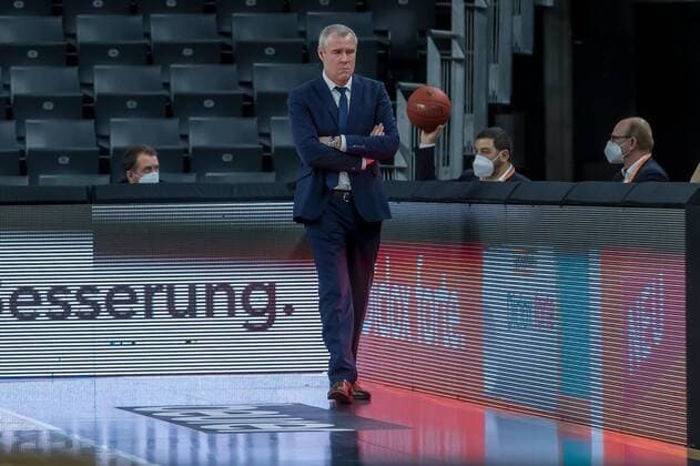 14.12.2021, Neu Ulm, Deutschland, ratiopharm Arena, ratiopharm ulm vs. Mincidelice JL BourgenttaeuschtBresse - Basketball 7 Days EuroCup, Haed Coach Axel Julien (Mincidelice JL BourgenttaeuschtBresse) Schaut (Foto H. Langer) Neu Ulm ratiopharm Arena Bayern Deutschland