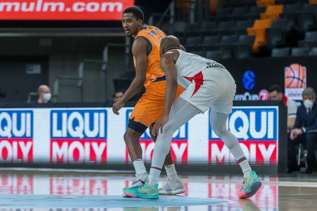 14.12.2021, Neu Ulm, Deutschland, ratiopharm Arena, ratiopharm ulm vs. Mincidelice JL BourgenttaeuschtBresse - Basketball 7 Days EuroCup, Semaj Christon (ratiopharm ulm) und Rasheed Sulaimon (Mincidelice JL BourgenttaeuschtBresse) im Zweikampf (Foto H. Langer) Neu Ulm ratiopharm Arena Bayern Deutschland