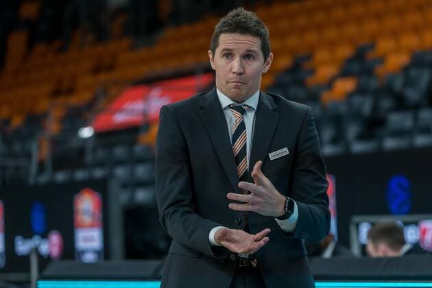 14.12.2021, Neu Ulm, Deutschland, ratiopharm Arena, ratiopharm ulm vs. Mincidelice JL BourgenttaeuschtBresse - Basketball 7 Days EuroCup, Head Coach Jaka Lakovic (ratiopharm ulm) gestikuliert, gestik (Foto H. Langer) Neu Ulm ratiopharm Arena Bayern Deutschland