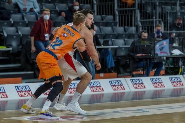 14.12.2021, Neu Ulm, Deutschland, ratiopharm Arena, ratiopharm ulm vs. Mincidelice JL BourgenttaeuschtBresse - Basketball 7 Days EuroCup, Thomas Klepeisz (ratiopharm ulm) und Axel Julien (Mincidelice JL BourgenttaeuschtBresse) im Zweikampf (Foto H. Langer) Neu Ulm ratiopharm Arena Bayern Deutschland