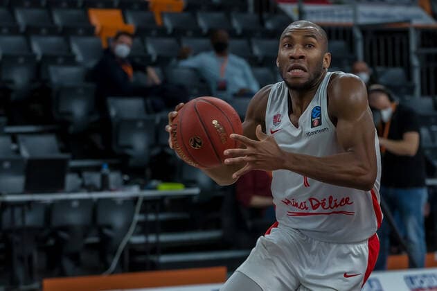 14.12.2021, Neu Ulm, Deutschland, ratiopharm Arena, ratiopharm ulm vs. Mincidelice JL BourgenttaeuschtBresse - Basketball 7 Days EuroCup, Rasheed Sulaimon (Mincidelice JL BourgenttaeuschtBresse) in Aktion, am Ball, Einzelaktion (Foto H. Langer) Neu Ulm ratiopharm Arena Bayern Deutschland