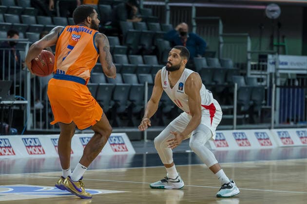 14.12.2021, Neu Ulm, Deutschland, ratiopharm Arena, ratiopharm ulm vs. Mincidelice JL BourgenttaeuschtBresse - Basketball 7 Days EuroCup, Sindarius Thornwell (ratiopharm ulm) und Calvin Harris Jr. (Mincidelice JL BourgenttaeuschtBresse) im Zweikampf (Foto H. Langer) Neu Ulm ratiopharm Arena Bayern Deutschland