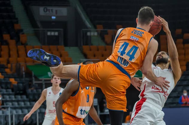 14.12.2021, Neu Ulm, Deutschland, ratiopharm Arena, ratiopharm ulm vs. Mincidelice JL BourgenttaeuschtBresse - Basketball 7 Days EuroCup, Fedor Zugic (ratiopharm ulm) und Calvin Harris Jr. (Mincidelice JL BourgenttaeuschtBresse) im Zweikampf (Foto H. Langer) Neu Ulm ratiopharm Arena Bayern Deutschland