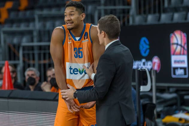 14.12.2021, Neu Ulm, Deutschland, ratiopharm Arena, ratiopharm ulm vs. Mincidelice JL BourgenttaeuschtBresse - Basketball 7 Days EuroCup, Karim Jallow (ratiopharm ulm) und Head Coach Jaka Lakovic (ratiopharm ulm) gestikuliert, gestik (Foto H. Langer) Neu Ulm ratiopharm Arena Bayern Deutschland