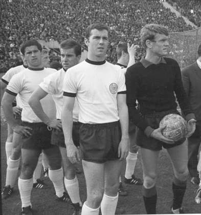 Fussball EM-Qualifikation: Jugoslawien - Deutschland 1:0 03.05.1967 Deutsche Spieler v.l.: Gerd Mueller; Bernd Patzke; Franz Beckenbauer und Sepp Maier