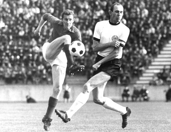 Fussball EM-Qualifikation: Jugoslawien - Deutschland 1:0 03.05.1967 Marijan Brncic Aktion gegen Willi Schulz (rechts)