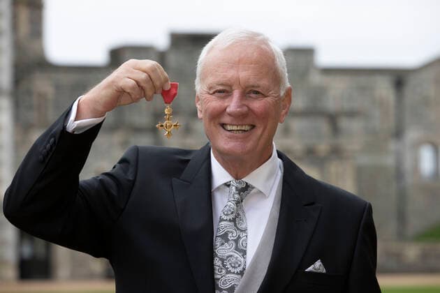 15 12 2021. Windsor , United Kingdom. Barry Hearn with his OBE after an Investiture at Windsor Castle, United Kingdom.  xStephenxLockx xixImagesx IIM-22927-0016