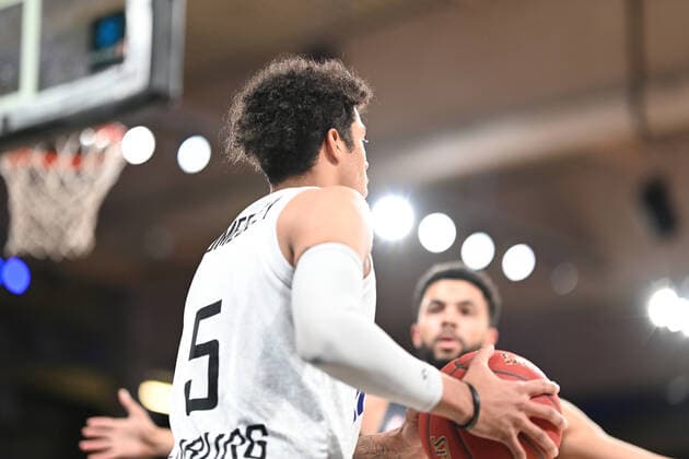 Basketball I Herren I Saison 2021-2022 I EuroCup I 7. Spieltag I Hamburg Towers - Lokomotiv Kuban Krasnodar I 15.12.2021 Caleb Homesley ( 5, Hamburg Towers) am Ball Hamburg-Wilhelmsburg edel-optics.de Arena Hamburg Deutschland Copyright: xLobeca Schlikisx