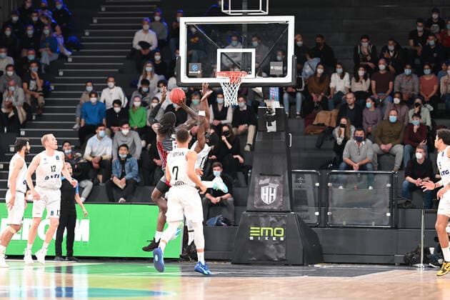 Basketball I Herren I Saison 2021-2022 I EuroCup I 7. Spieltag I Hamburg Towers - Lokomotiv Kuban Krasnodar I 15.12.2021 Wurf von Johnathan Motley ( 6, Lokomotive Kuban Krasnodar), welchen Eddy Edigin ( 17, Hamburg Towers) nicht verhindern kann Hamburg-Wilhelmsburg edel-optics.de Arena Hamburg Deutschland Copyright: xLobeca Schlikisx