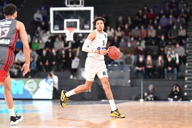 Basketball I Herren I Saison 2021-2022 I EuroCup I 7. Spieltag I Hamburg Towers - Lokomotiv Kuban Krasnodar I 15.12.2021 Caleb Homesley ( 5, Hamburg Towers) am Ball Hamburg-Wilhelmsburg edel-optics.de Arena Hamburg Deutschland Copyright: xLobeca Schlikisx