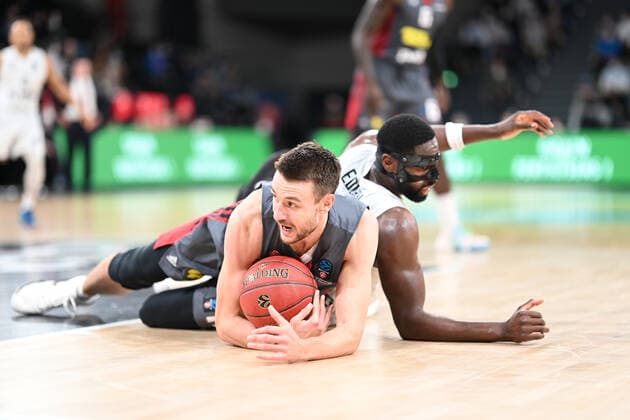 Basketball I Herren I Saison 2021-2022 I EuroCup I 7. Spieltag I Hamburg Towers - Lokomotiv Kuban Krasnodar I 15.12.2021 Eddy Edigin ( 17, Hamburg Towers) geschlagen am Boden Hamburg-Wilhelmsburg edel-optics.de Arena Hamburg Deutschland Copyright: xLobeca Schlikisx