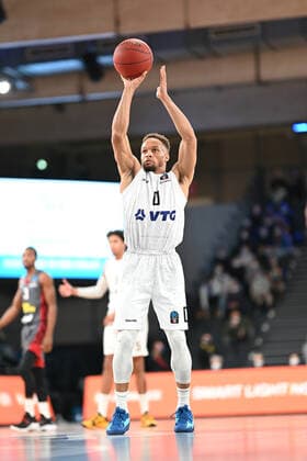 Basketball I Herren I Saison 2021-2022 I EuroCup I 7. Spieltag I Hamburg Towers - Lokomotiv Kuban Krasnodar I 15.12.2021 Wurf von Jaylon Brown ( 0, Hamburg Towers) Hamburg-Wilhelmsburg edel-optics.de Arena Hamburg Deutschland Copyright: xLobeca Schlikisx