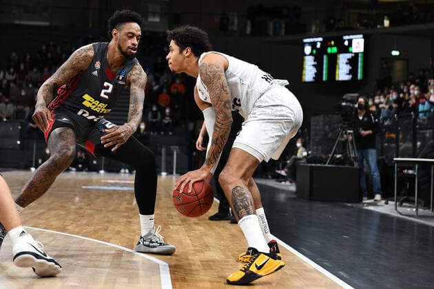 Basketball I Herren I Saison 2021-2022 I Eurocup I 7. Spieltag I Hamburg Towers - LOKOMOTIV KUBAN KRASNODAR I 15.12.2021 Caleb Homesley ( 5, Shooting Guard, Hamburg Towers) setzt sich gegen GREG WHITTINGTON ( 2, Forward, LOKOMOTIV KUBAN KRASNODAR) durch Hamburg edel-optics.de Arena Hamburg Deutschland Copyright: xLobeca Hannigx