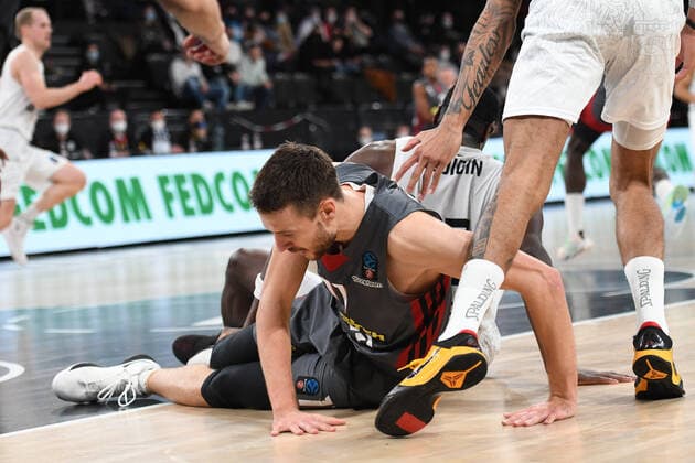 Basketball I Herren I Saison 2021-2022 I Eurocup I 7. Spieltag I Hamburg Towers - LOKOMOTIV KUBAN KRASNODAR I 15.12.2021 STANISLAV ILNITSKIY ( 11, Forward, LOKOMOTIV KUBAN KRASNODAR) am Boden Hamburg edel-optics.de Arena Hamburg Deutschland Copyright: xLobeca Hannigx