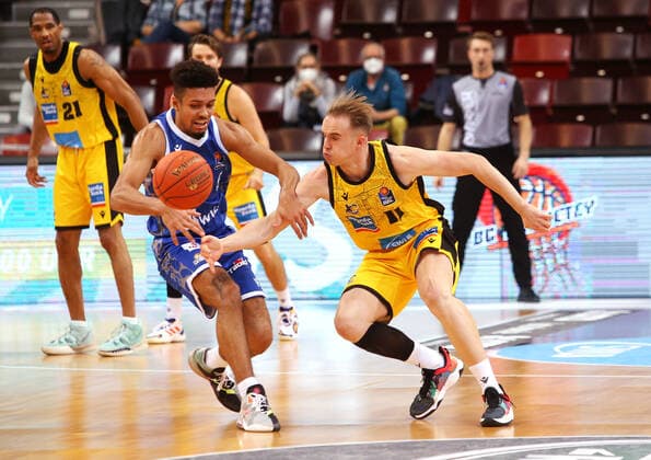 Ludwigsburg , Basketball easycredit BBL Bundesliga , MHP Riesen Ludwigsburg vs. Frankfurt Skyliners , v.l. Len Schoormann (Frankfurt), Lukas Herzog (Ludwigsburg)