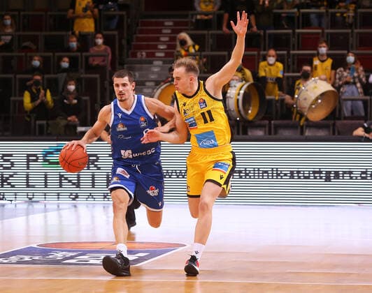 Ludwigsburg , Basketball easycredit BBL Bundesliga , MHP Riesen Ludwigsburg vs. Frankfurt Skyliners , Lukas Wamk (Frankfurt), Lukas Herzog (Ludwigsburg)