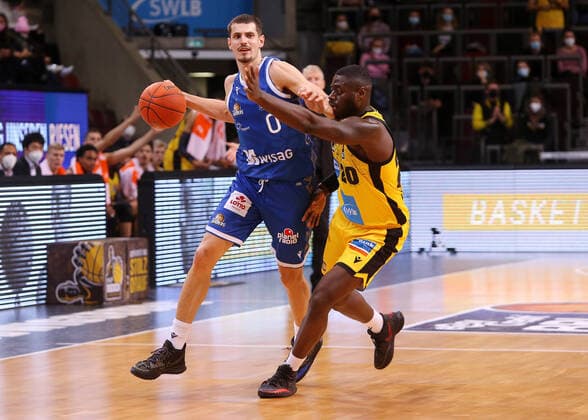 Ludwigsburg , Basketball easycredit BBL Bundesliga , MHP Riesen Ludwigsburg vs. Frankfurt Skyliners , Lukas Wank (Frankfurt), Rawle Alkins (Ludwigsburg)