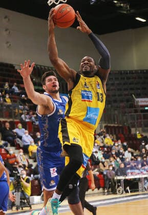 Ludwigsburg , Basketball easycredit BBL Bundesliga , MHP Riesen Ludwigsburg vs. Frankfurt Skyliners , v.l. Brooks Debisschop (Frnkfurt), Yorman Polas Bartolo (Ludwigsburg)