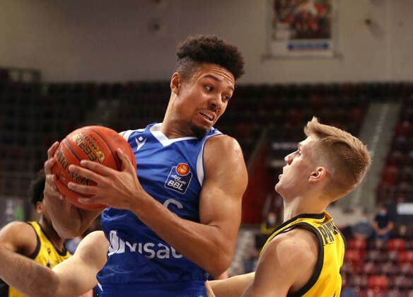 Ludwigsburg , Basketball easycredit BBL Bundesliga , MHP Riesen Ludwigsburg vs. Frankfurt Skyliners , Len Schoormann (Frankfurt), Johannes Patrick (LB)