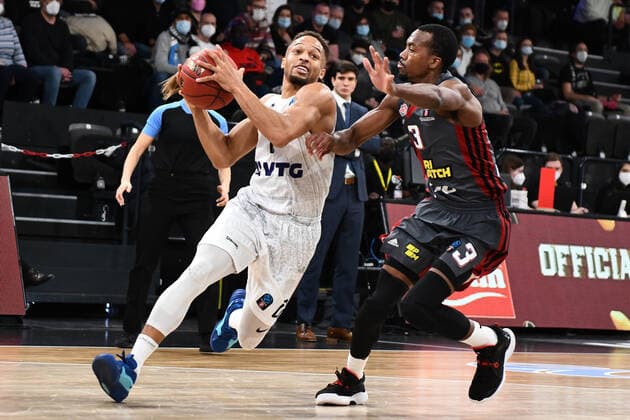 Basketball I Herren I Saison 2021-2022 I Eurocup I 7. Spieltag I Hamburg Towers - LOKOMOTIV KUBAN KRASNODAR I 15.12.2021 Jaylon Brown ( 0, Point Guard, Hamburg Towers) im Zweikampf mit ERRICK MCCOLLUM ( 3, Guard, LOKOMOTIV KUBAN KRASNODAR) Hamburg edel-optics.de Arena Hamburg Deutschland Copyright: xLobeca Hannigx