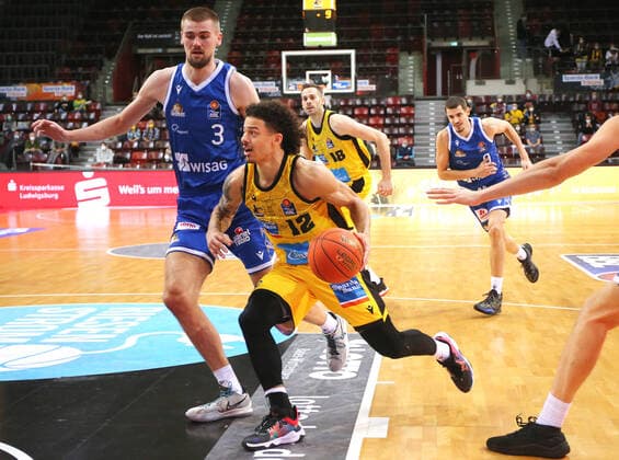 Ludwigsburg , Basketball easycredit BBL Bundesliga , MHP Riesen Ludwigsburg vs. Frankfurt Skyliners , Matt Haarms (Frankfurt), Jonah Radebaugh (Ludwigsburg)