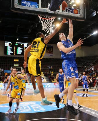 Ludwigsburg , Basketball easycredit BBL Bundesliga , MHP Riesen Ludwigsburg vs. Frankfurt Skyliners , oben v.l. Tremmell Darden (Ludwigsburg), Lorenz Brenneke (Frankfurt)