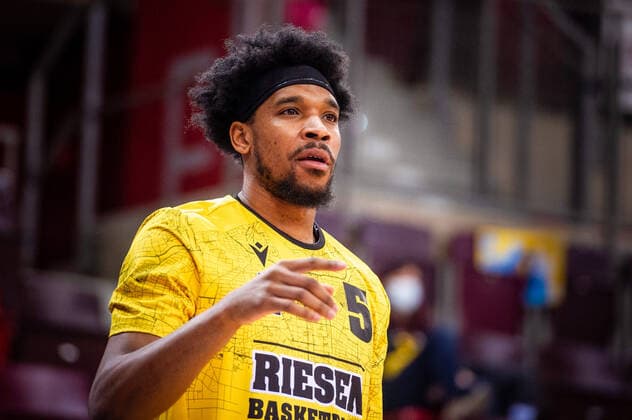 Justin Simon (MHP RIESEN Ludwigsburg 5) Aufwaermen Vor dem BBL-Spiel: MHP Riesen Ludwigsburg - FRAPORT SKYLINERS Frankfurt am 15.12.2021 in Ludwigsburg (MHPArena) Deutschland Ludwigsburg. 15.12.21 Basketball , 15.12.2021, Ludwigsburg (Deutschland)