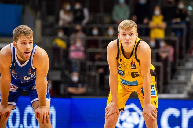 Johannes Patrick (MHP RIESEN Ludwigsburg 6) li: Felix Hecker (Fraport Skyliners 98) beim BBL-Spiel: MHP Riesen Ludwigsburg - FRAPORT SKYLINERS Frankfurt am 15.12.2021 in Ludwigsburg (MHPArena) Deutschland Ludwigsburg. 15.12.21 Basketball , 15.12.2021, Ludwigsburg (Deutschland)