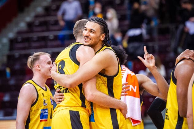 Jonathan Baehre (MHP RIESEN Ludwigsburg 7) und James Woodard (MHP RIESEN Ludwigsburg 8) Umarmung Freude beim BBL-Spiel: MHP Riesen Ludwigsburg - FRAPORT SKYLINERS Frankfurt am 15.12.2021 in Ludwigsburg (MHPArena) Deutschland Ludwigsburg. 15.12.21 Basketball , 15.12.2021, Ludwigsburg (Deutschland)