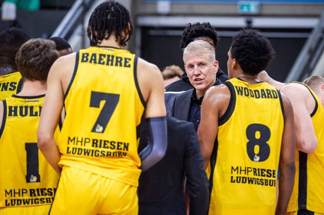 John Patrick (Headcoach MHP RIESEN Ludwigsburg) mit Team beim BBL-Spiel: MHP Riesen Ludwigsburg - FRAPORT SKYLINERS Frankfurt am 15.12.2021 in Ludwigsburg (MHPArena) Deutschland Ludwigsburg. 15.12.21 Basketball , 15.12.2021, Ludwigsburg (Deutschland)