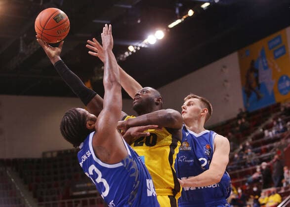 Ludwigsburg , Basketball easycredit BBL Bundesliga , MHP Riesen Ludwigsburg vs. Frankfurt Skyliners , v.l. Quantez Robertson (Frankfurt), Rawle Alkins (Ludwigsburg), Brooks Debisschop (Frankfurt)