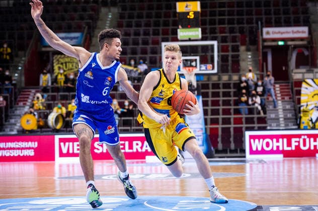 Johannes Patrick (MHP RIESEN Ludwigsburg 6) Len Adam Schoormann (Fraport Skyliners 6) beim BBL-Spiel: MHP Riesen Ludwigsburg - FRAPORT SKYLINERS Frankfurt am 15.12.2021 in Ludwigsburg (MHPArena) Deutschland Ludwigsburg. 15.12.21 Basketball , 15.12.2021, Ludwigsburg (Deutschland)