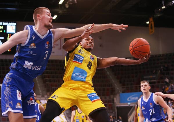 Ludwigsburg , Basketball easycredit BBL Bundesliga , MHP Riesen Ludwigsburg vs. Frankfurt Skyliners ,v.l. Matt Haarms (Frankfurt), James Woodard (Ludwigsburg)