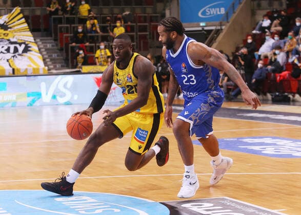 Ludwigsburg , Basketball easycredit BBL Bundesliga , MHP Riesen Ludwigsburg vs. Frankfurt Skyliners , v.l. Rawle Alkins (Ludwigsburg), Quantez Robertson (Frankfurt)