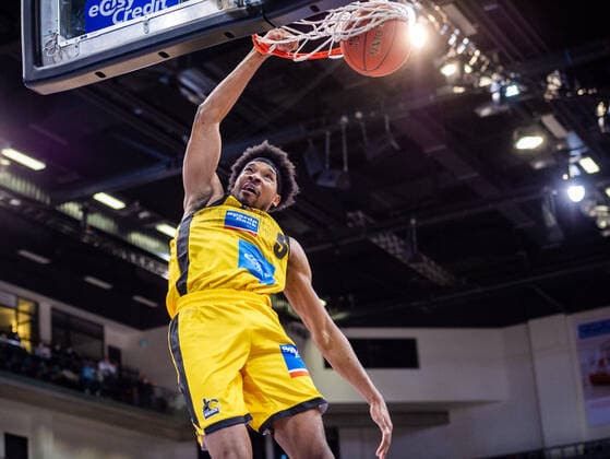 Justin Simon (MHP RIESEN Ludwigsburg 5) Dunk beim BBL-Spiel: MHP Riesen Ludwigsburg - FRAPORT SKYLINERS Frankfurt am 15.12.2021 in Ludwigsburg (MHPArena) Deutschland Ludwigsburg. 15.12.21 Basketball , 15.12.2021, Ludwigsburg (Deutschland)