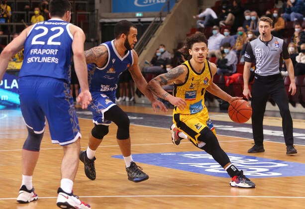 Ludwigsburg , Basketball easycredit BBL Bundesliga , MHP Riesen Ludwigsburg vs. Frankfurt Skyliners , hinten v.l. Rasheed Moore (Frankfurt), Jonah Radebaugh (Ludwigsburg)