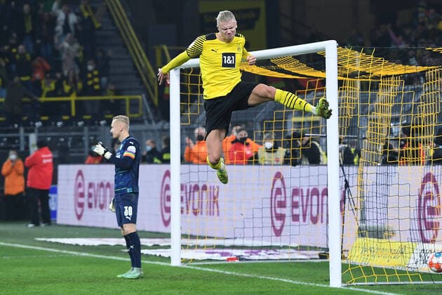 Sport Themen der Woche KW50 Sport Bilder des Tages Fußball 1. Bundesliga 16. Spieltag Borussia Dortmund - SpVgg Greuther Fürth am 15.12.2021 im Signal Iduna Park in Dortmund Torjubel zum 2:0 durch Erling Haaland ( Dortmund ) DFL regulations prohibit any use of photographs as image sequences and or quasi-video. *** Fußball 1 Bundesliga 16 Spieltag Borussia Dortmund SpVgg Greuther Fürth am 15 12 2021 im Signal Iduna Park in Dortmund Torjubel zum 2 0 durch Erling Haaland Dortmund DFL regulations prohibit any use of photographs as image sequences and or quasi video xRx