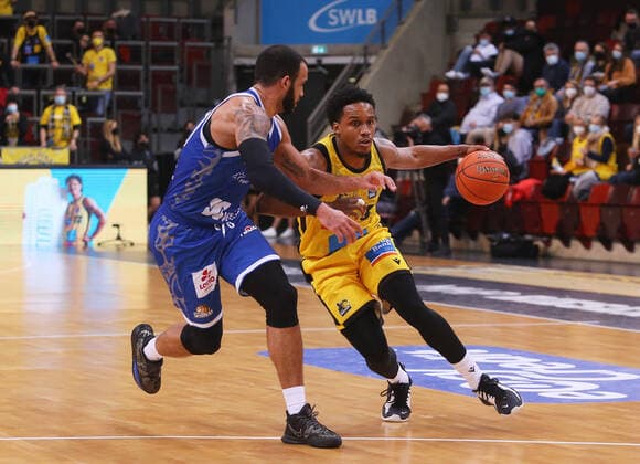 Ludwigsburg , Basketball easycredit BBL Bundesliga , MHP Riesen Ludwigsburg vs. Frankfurt Skyliners, v.l. Rasheed Moore (Frankfurt), James Woodard (Ludwigsburg)